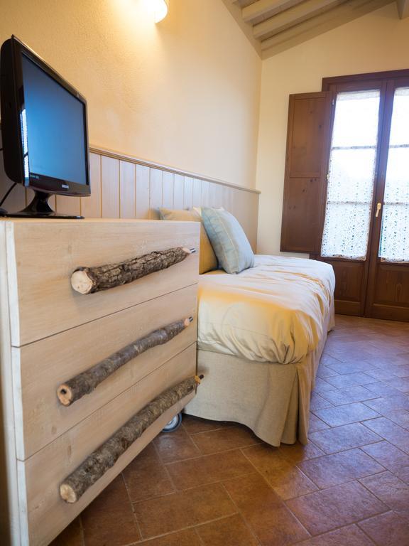 Resort Casale Le Torri Ponsacco Habitación foto